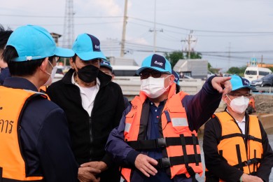 “สุพัฒนพงษ์” นำทีมผู้บริหารกระทรวงฯและปตท. ลงพื้นที่ จ.สมุทรปราการ ตรวจติดตามสถานการณ์น้ำท่วมพร้อมมอบน้ำมัน 3,000 ลิตร