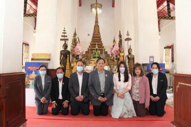 ผู้การฯ คัมภีร์ ถวายแผ่นพระคาถาพระเจ้าตากสิน ณ วัดอรุณราชวรารามราชวรมหาวิหาร