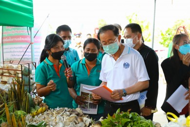 รมว. คลังเยี่ยมชมลูกค้าวิสาหกิจชุมชน จังหวัดศรีสะเกษ