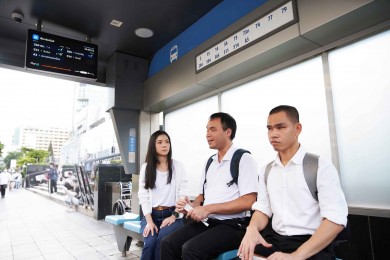 FWD ประกันชีวิต เปิดตัวแคมเปญ “The Talkable Bus Shelter ป้ายรถเมล์พูดได้”