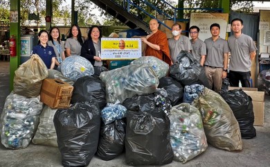 ชาญอิสสระ รณรงค์ลดปริมาณขยะ มอบขวดพลาสติกให้วัดจากแดงผลิตผ้าไตรจีวรสำหรับพระสงฆ์