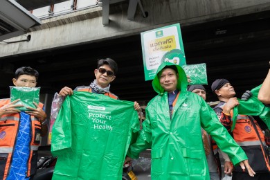 ประกันภัยไทยวิวัฒน์ ลุยฝนฉ่ำนำขบวนแจกเสื้อกันฝน ปกป้องคุณ ทุกสถานการณ์